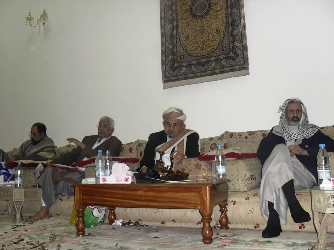 صادق الاحمر يتوسط المتوكل وياسين سعيد نعمان وحسن زيد