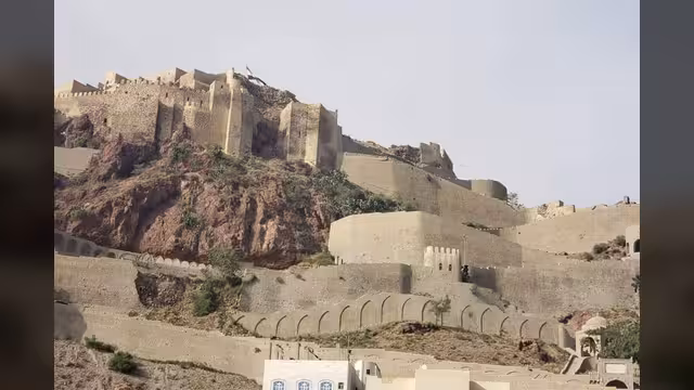 تراث اليمن في مهب "مشاريع الورق".. تعز نموذجاً لتبخر التمويلات وبقاء الأطلال