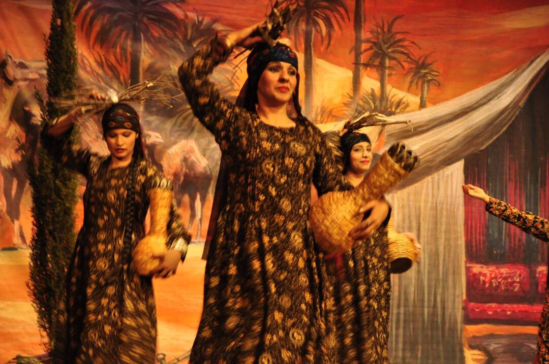  ممثلات على مسرح المركز الثقافي بصنعاء 2012