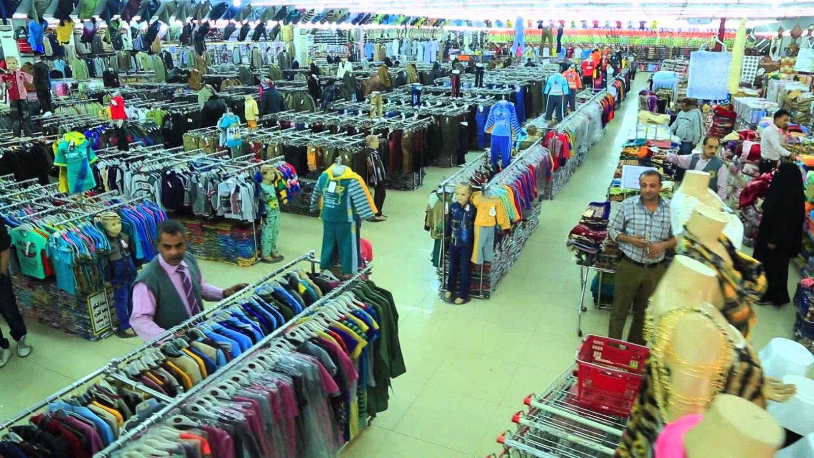 بين المولات والأسواق التقليدية.. أين يتجه متسوقو العيد في صنعاء؟