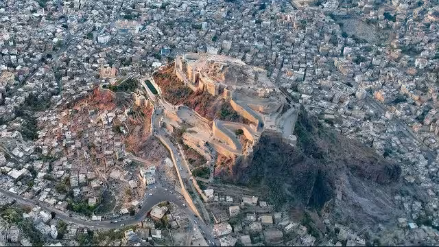 تعز: زوار قلعة القاهرة يشكون من جبايات غير قانونية
