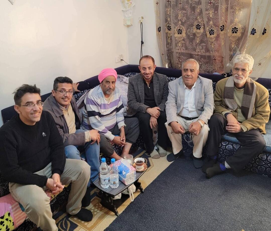 الكاتب وزملاءه في زيارة للعصري