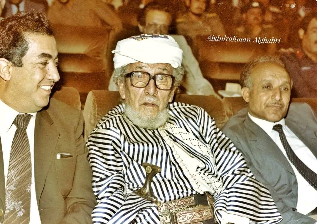 عبدالله الشماحي يتوسط الدكتور محمد العاضي و اللواء علي قاسم المؤيد
عبدالله الشماحي يتوسط الدكتور محمد العاضي و اللواء علي قاسم المؤيد