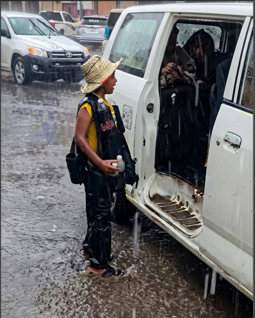 طفل يبيع الماء تحت المطر ـ منصات 