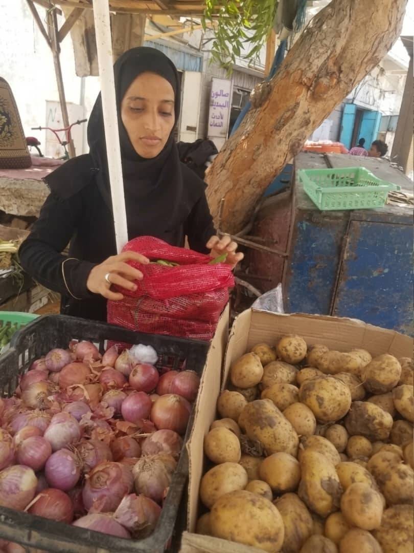 أماني وهي تبيع في سوق الخضار ـ منصات