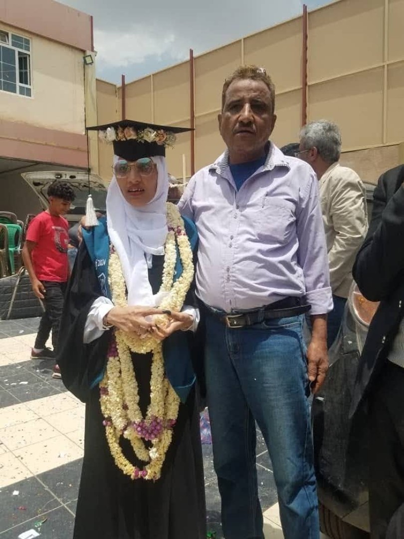 أماني مع والدها يوم  التخرج  ـ منصات