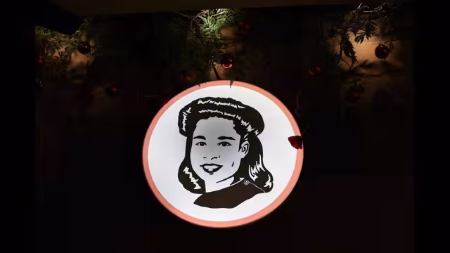 مقهى لعيون أمي Larsie Mae