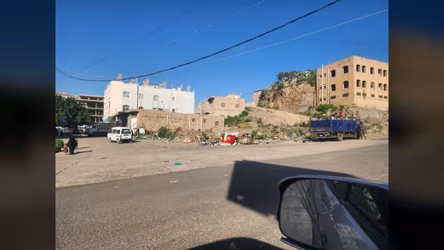 سكان حي الكهرباء بتعز يطالبون بوقف محطة غاز تهدد سلامتهم