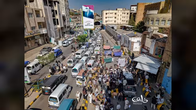 تعز: وقفة احتجاجية لسائقي النقل تنديدًا بأزمة الغاز وتقليص المخصصات
