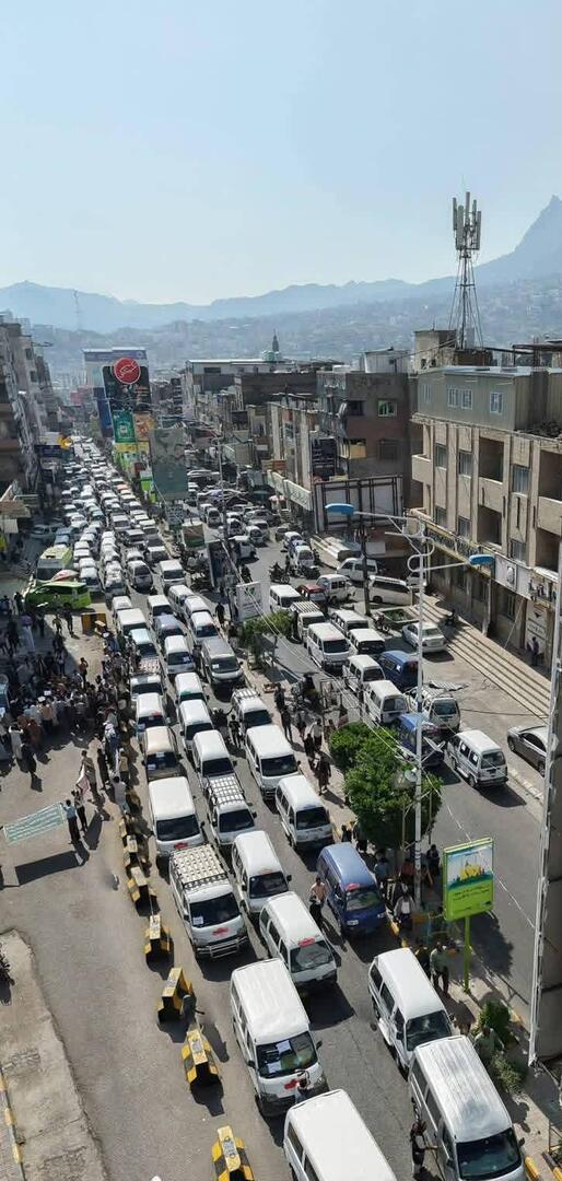 المئات من باصات النقل في الوقفة امام مبنى السلطة المحلية 