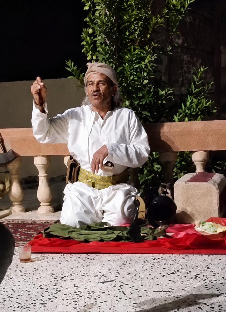 الشيخ حمد بن راشد يعلن النكف القبلي وبيده ظغائر الشعر